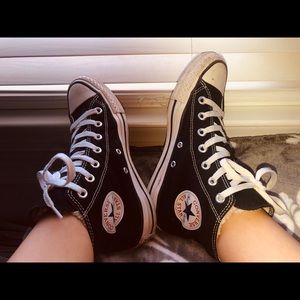 Black converse 4 1/2 in men and 6 1/2 in women